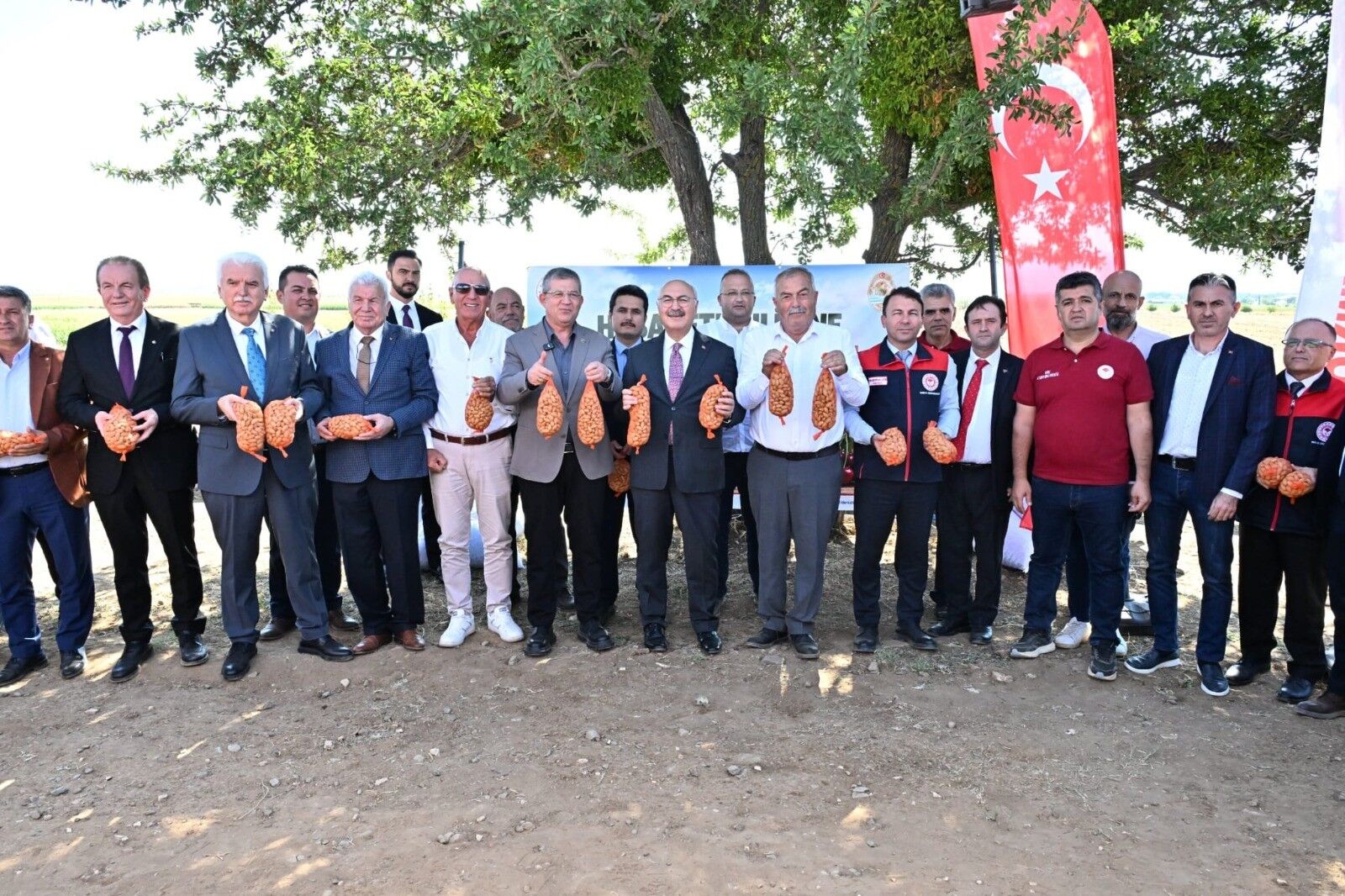 Acıpayam’da sezonun ilk badem hasadı yapıldı