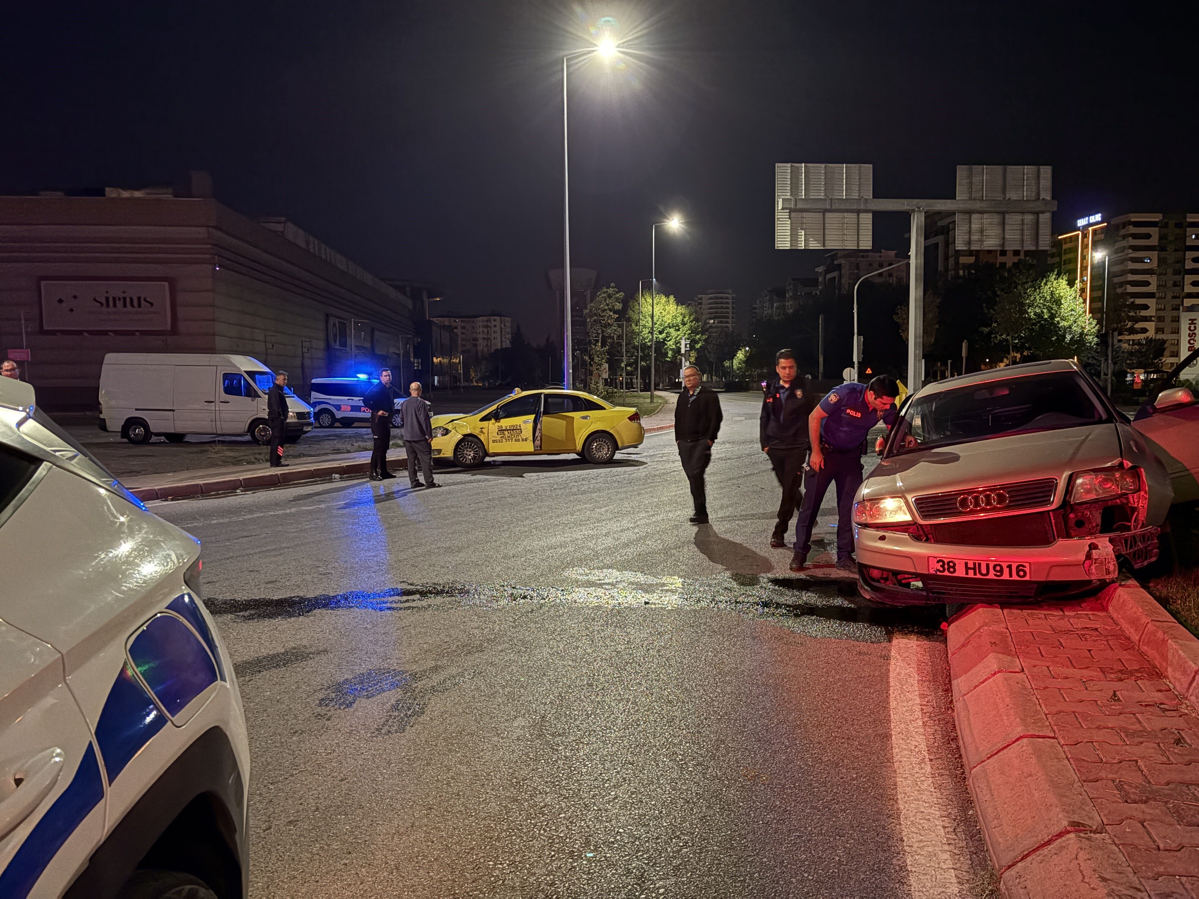 Kayseri’de Taksiyle Otomobil Çarpıştı 1 Yaralı (1)