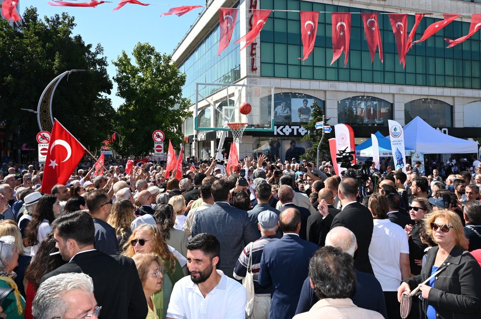 Özgür Özel Yalova’da Ekonomi Politikalarını Eleştirdi (3)
