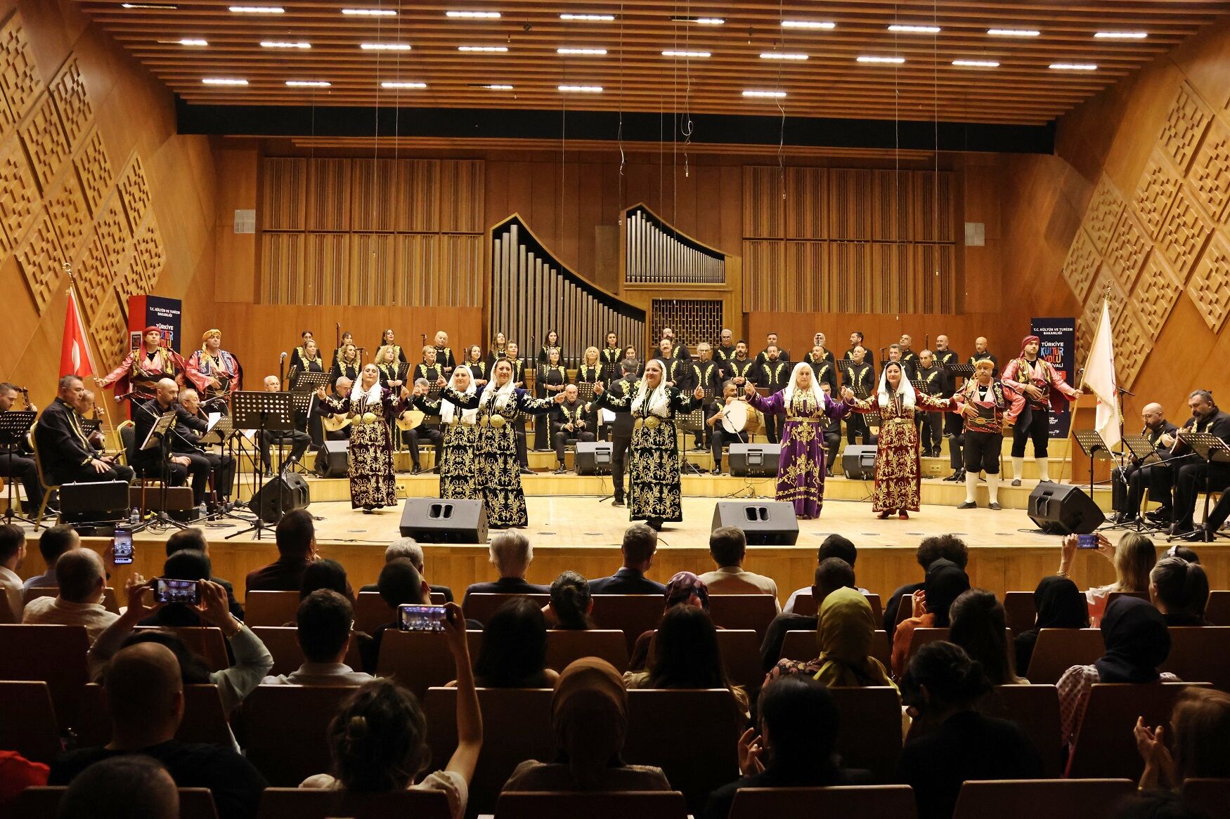 Seymen Ve Bacıerenler “Eşik” Konserinde Sahne Aldı (2)