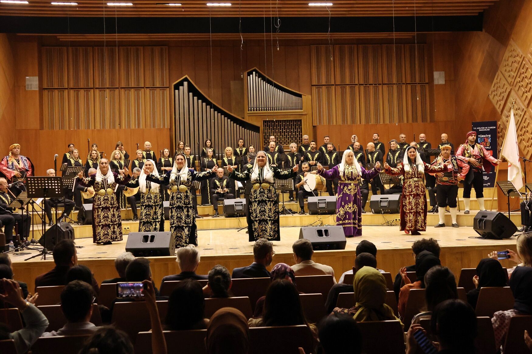 Seymen ve Bacıerenler “Eşik” konserinde sahne aldı