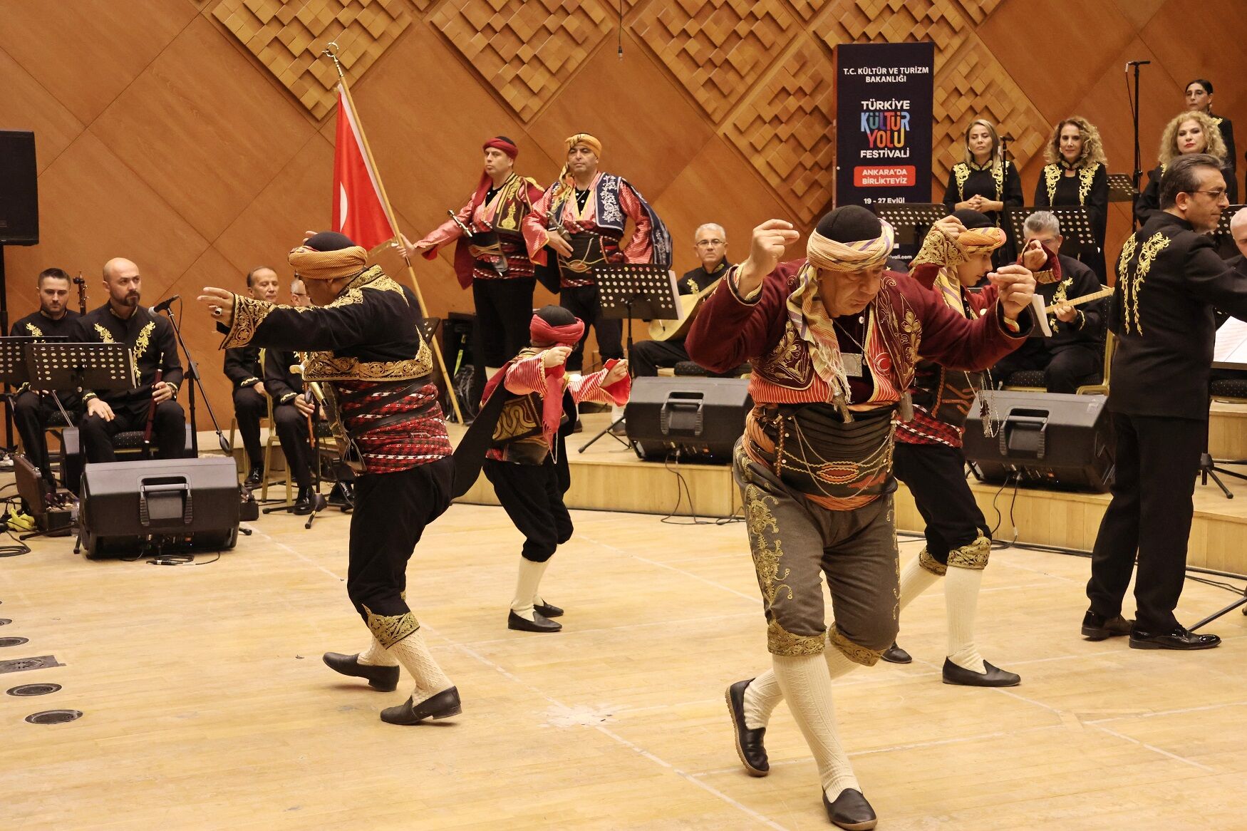 Seymen Ve Bacıerenler “Eşik” Konserinde Sahne Aldı (4)