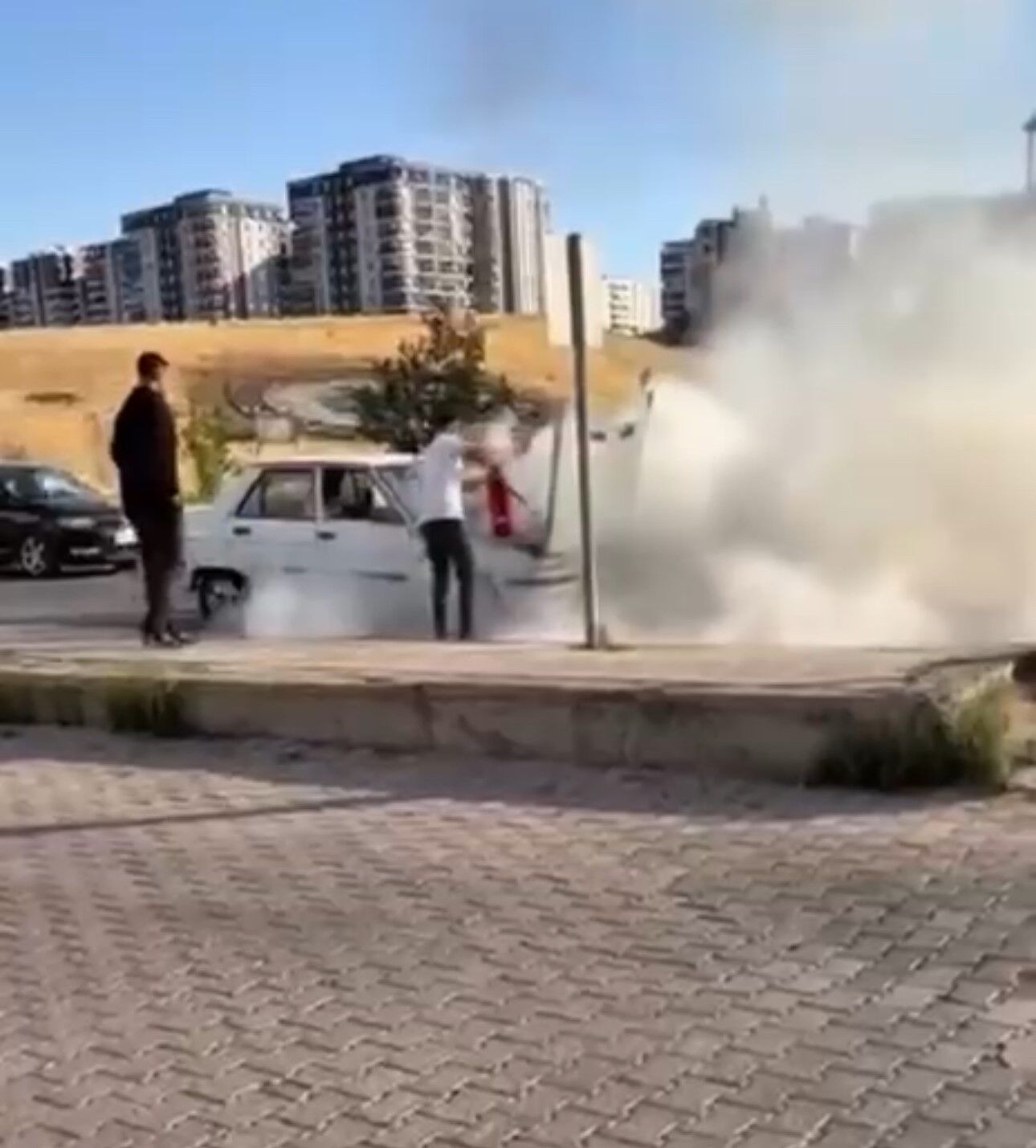 Siirt'te Seyir Halindeki Otomobil Alev Aldı (1)