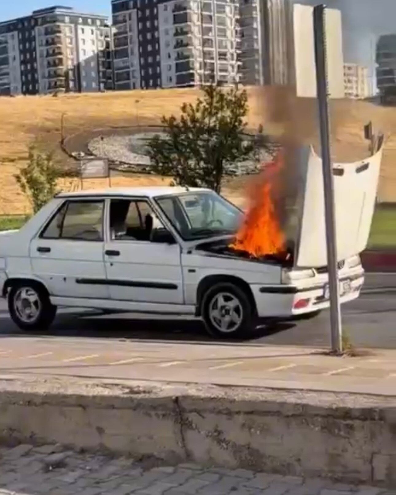 Siirt'te Seyir Halindeki Otomobil Alev Aldı (2)