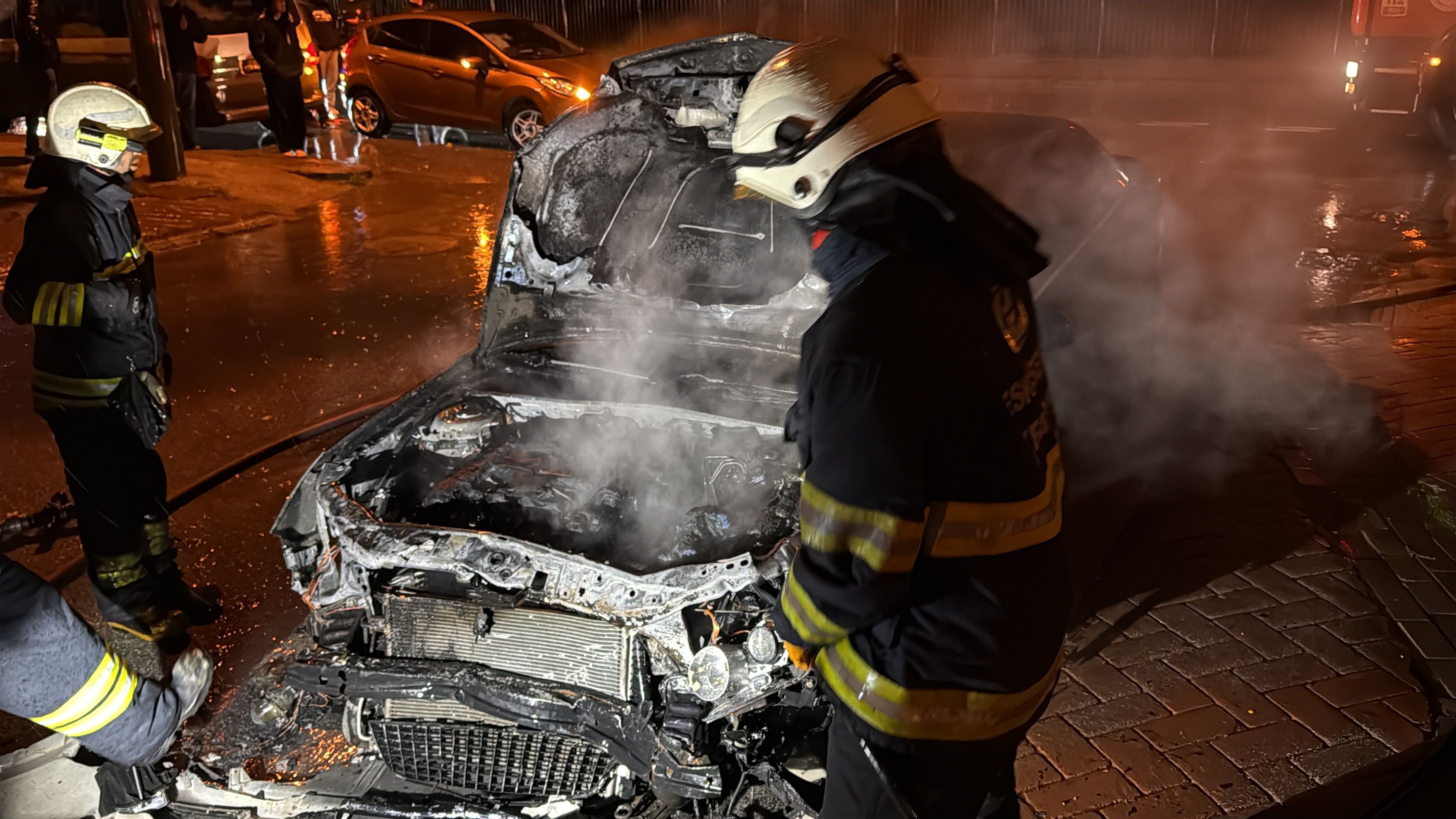 Eskişehir'de alkollü sürücü yanan aracını sigara içerek izledi - 3