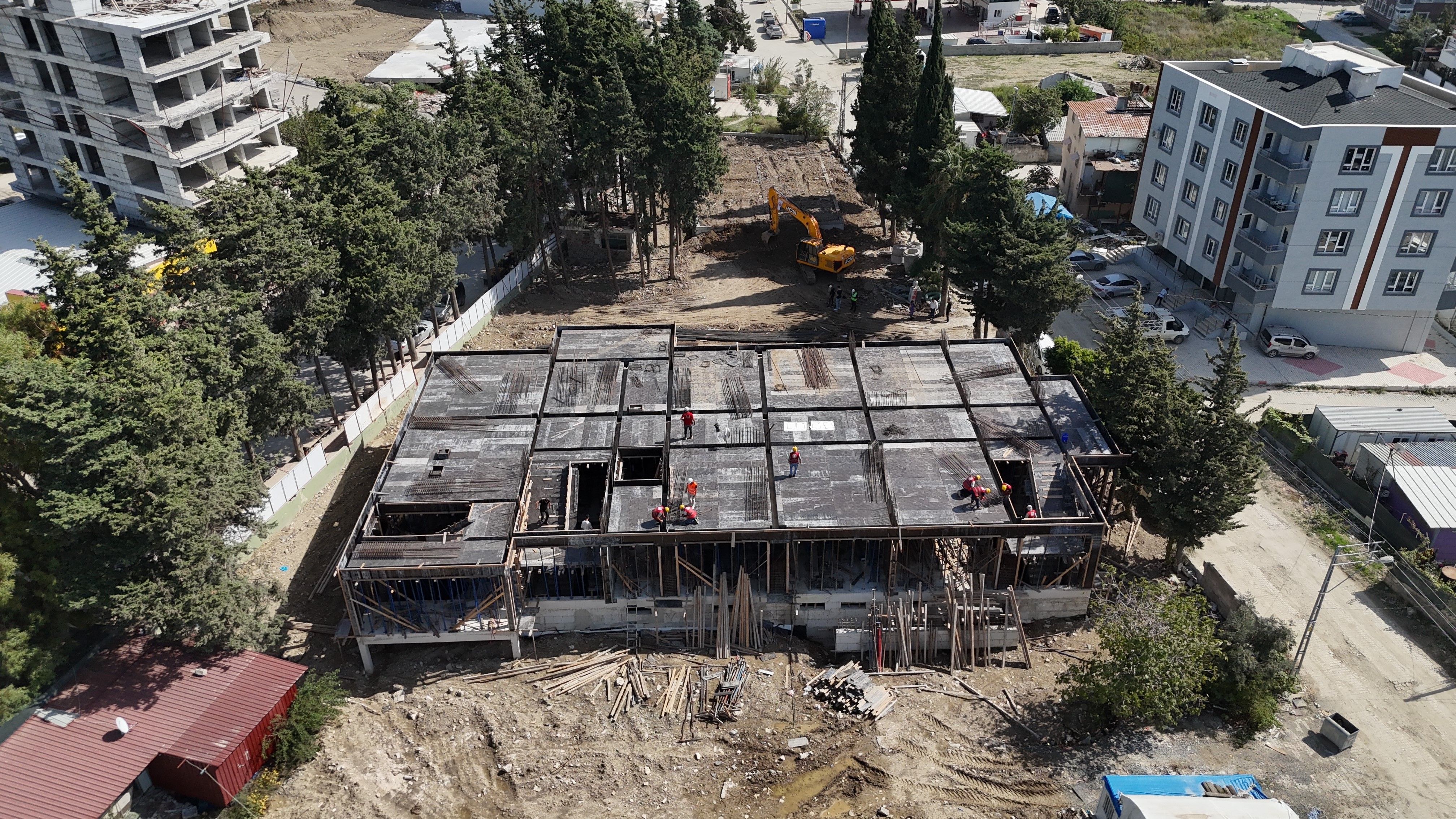 Depremde ailesini kaybetti, çocuklar için 5 okul yapıyor - 3