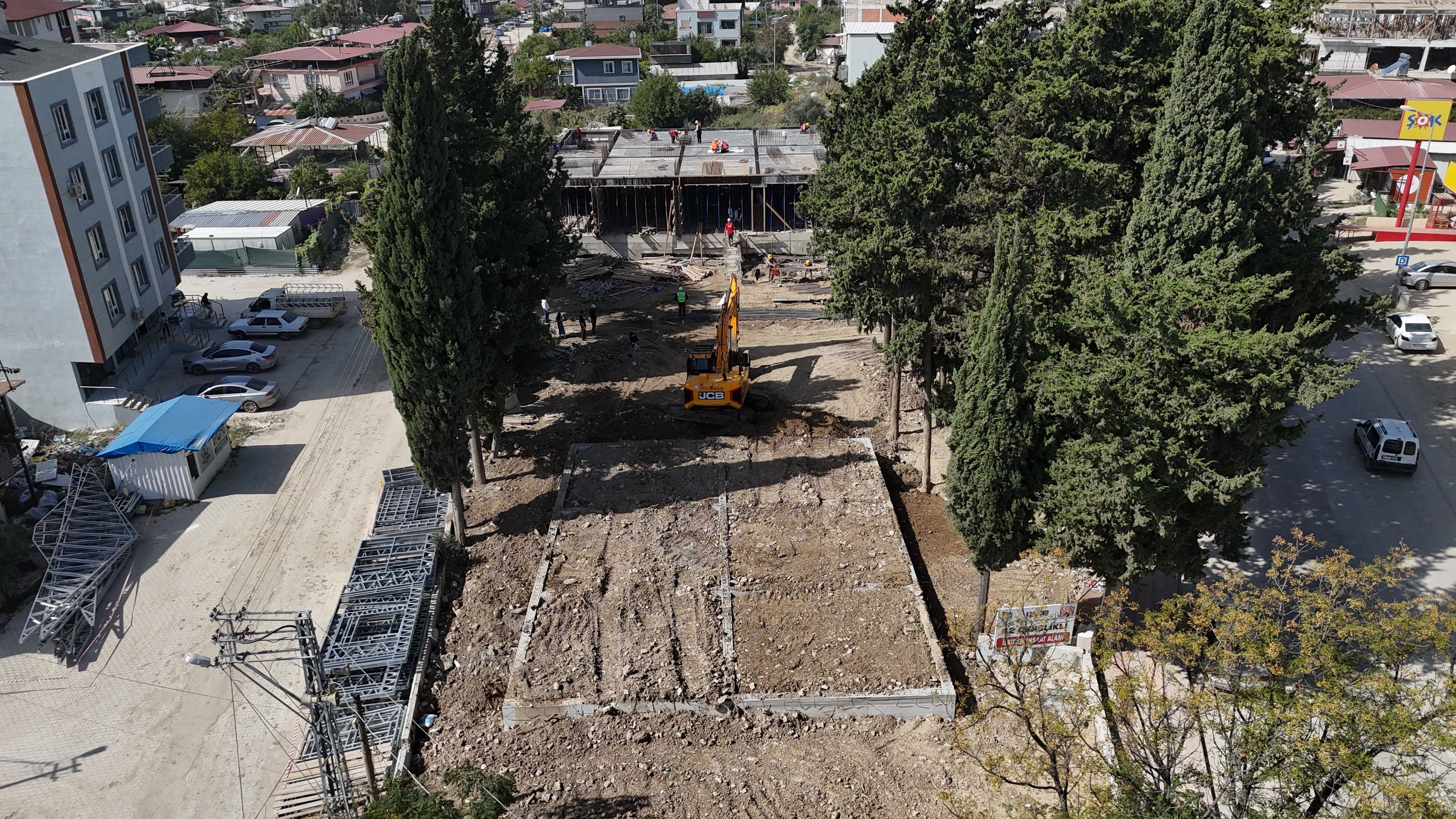Depremde ailesini kaybetti, çocuklar için 5 okul yapıyor - 4