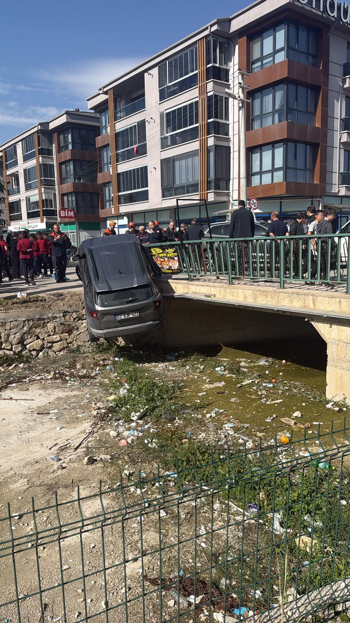 Afyonkarahisar’da zincirleme kaza: Araç dereye uçtu