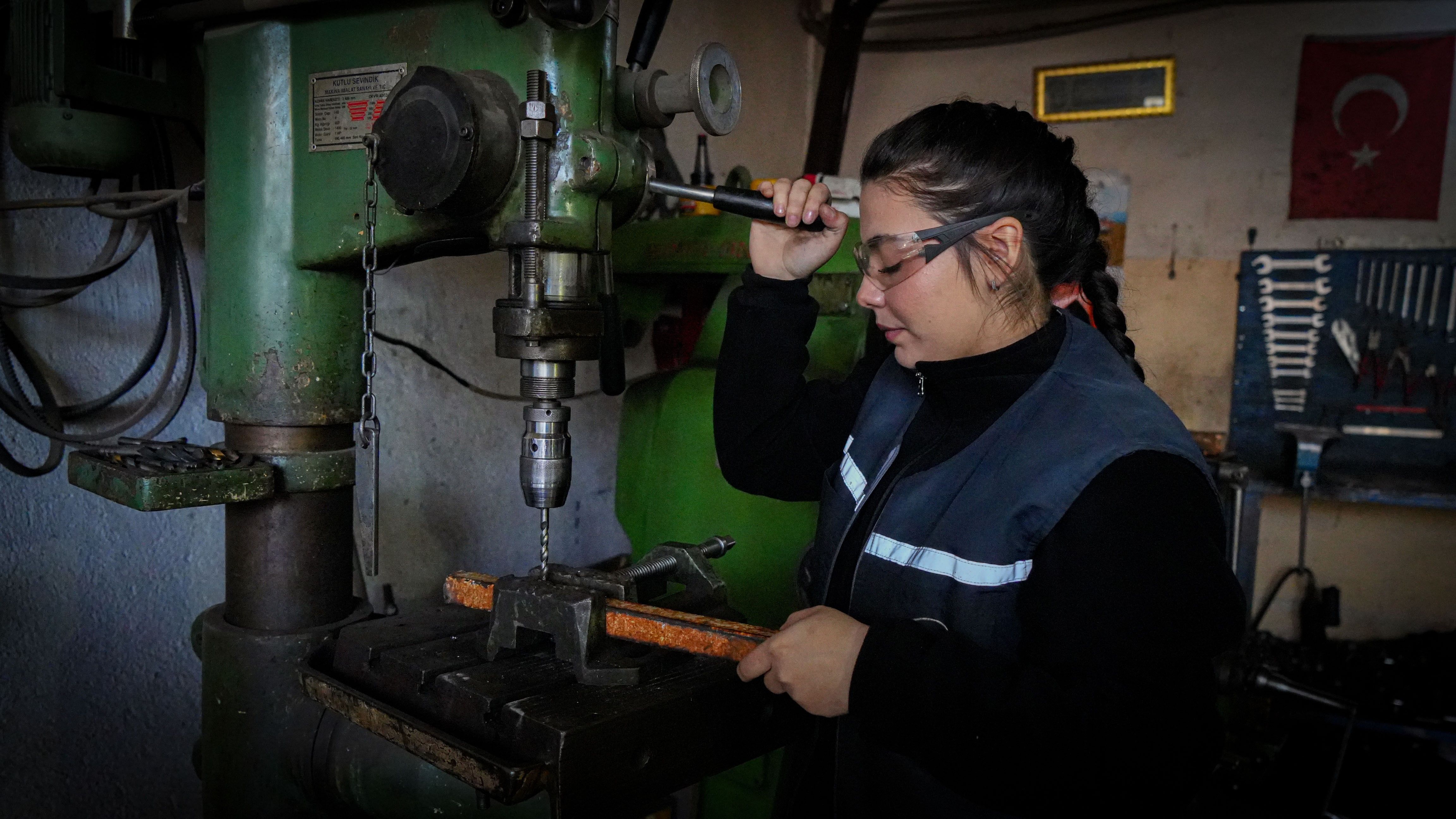 18 yaşındaki Fatma, günde 18 otobüsün kaynağını yapıyor - 2