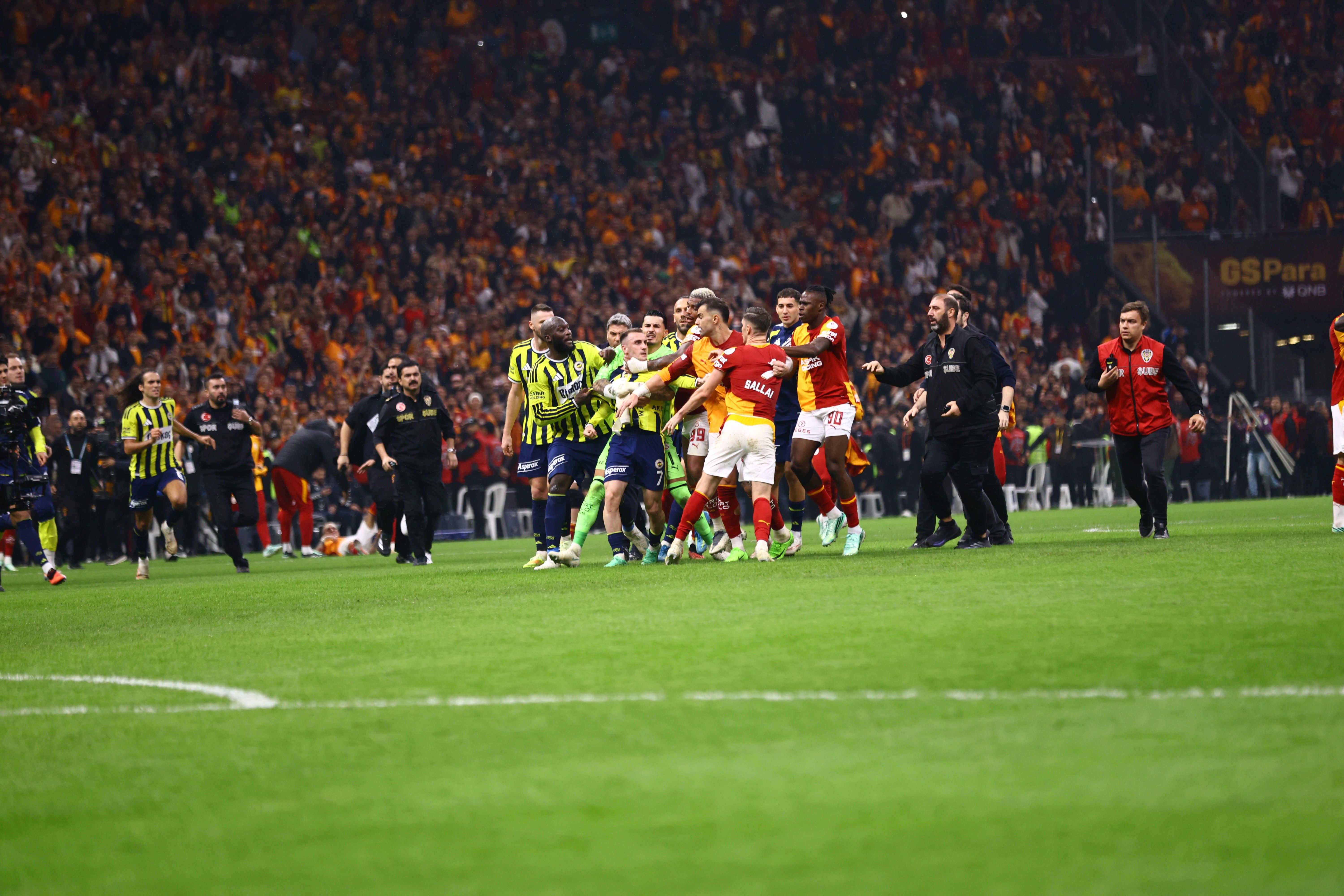 Galatasaray-Fenerbahçe derbisi sonrası saha karıştı! - 2