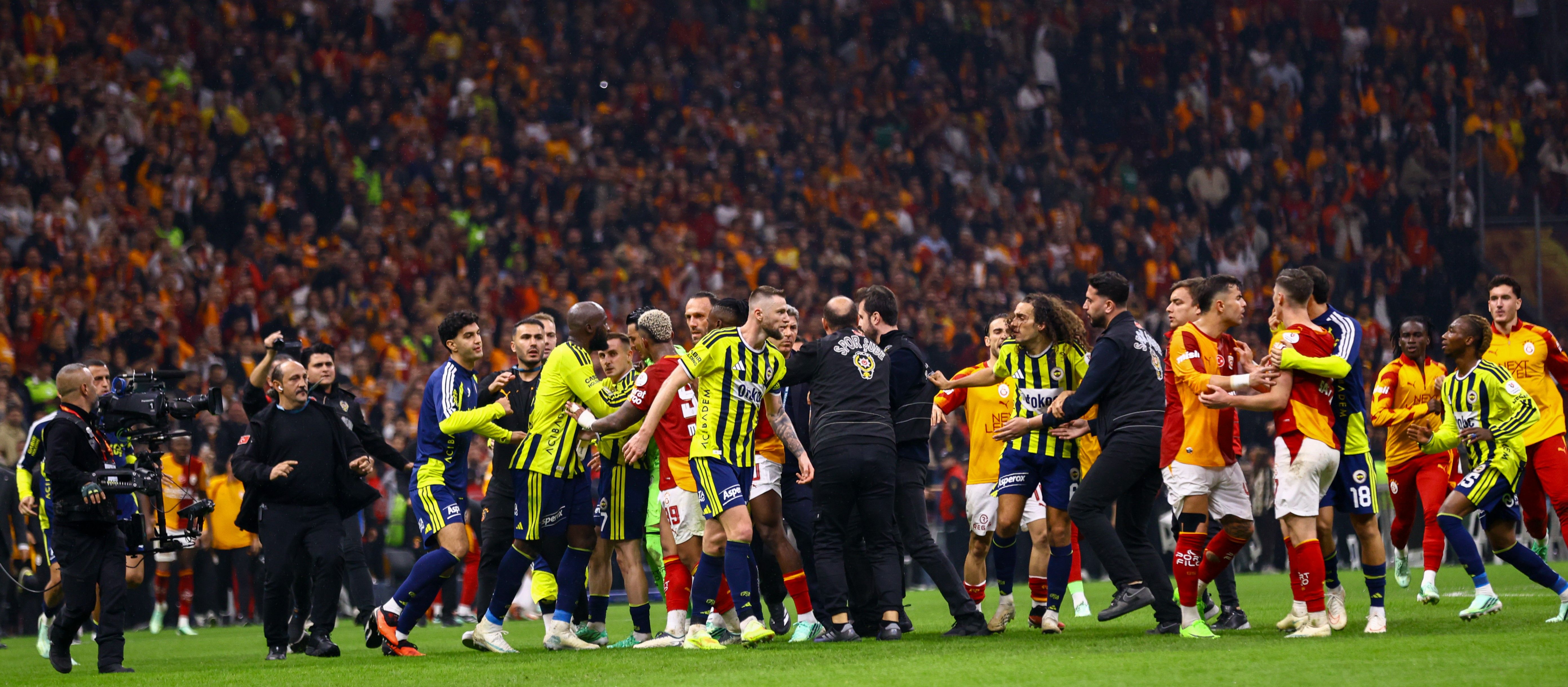 Galatasaray-Fenerbahçe derbisi sonrası saha karıştı! - 3