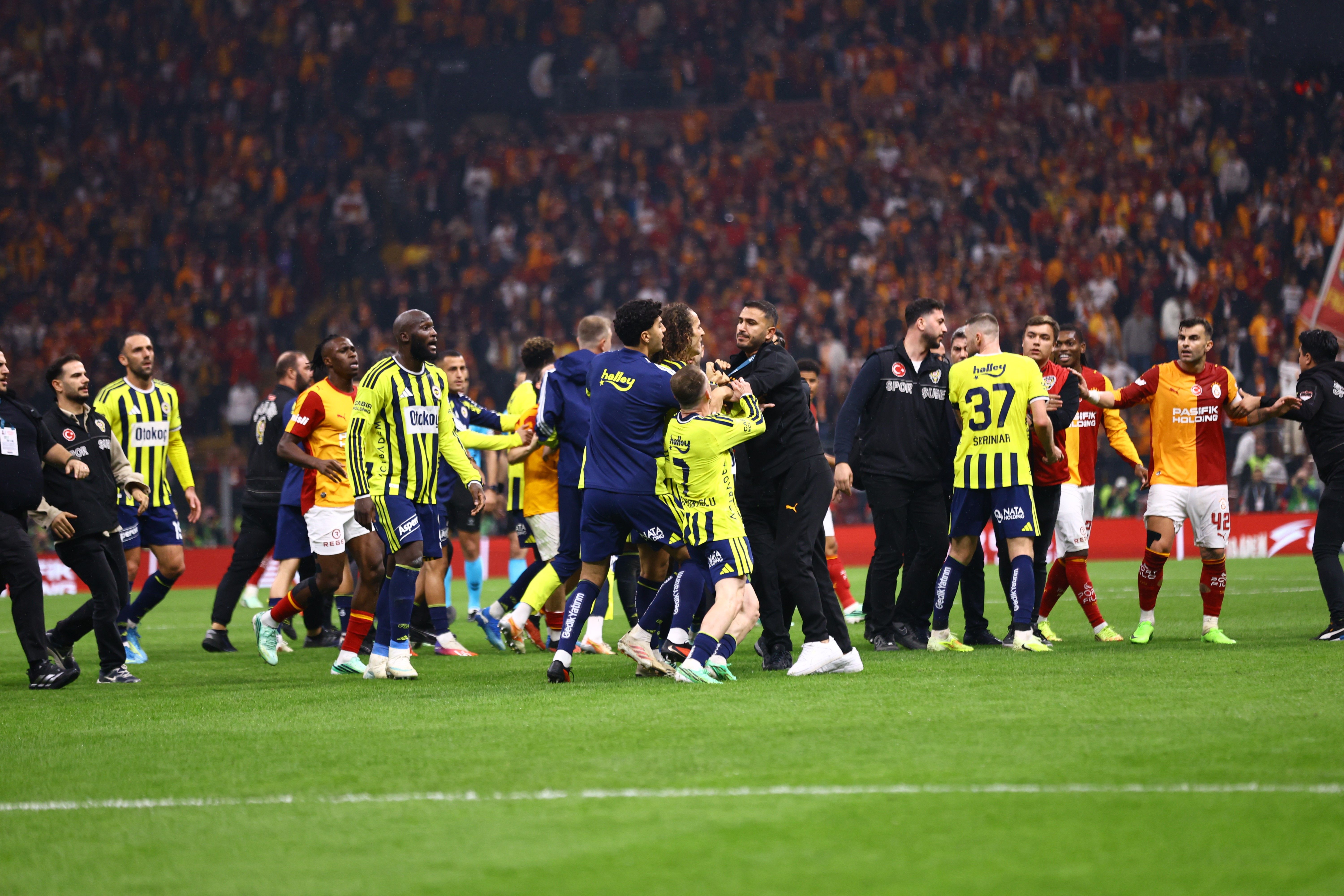 Galatasaray-Fenerbahçe derbisi sonrası saha karıştı! - 8