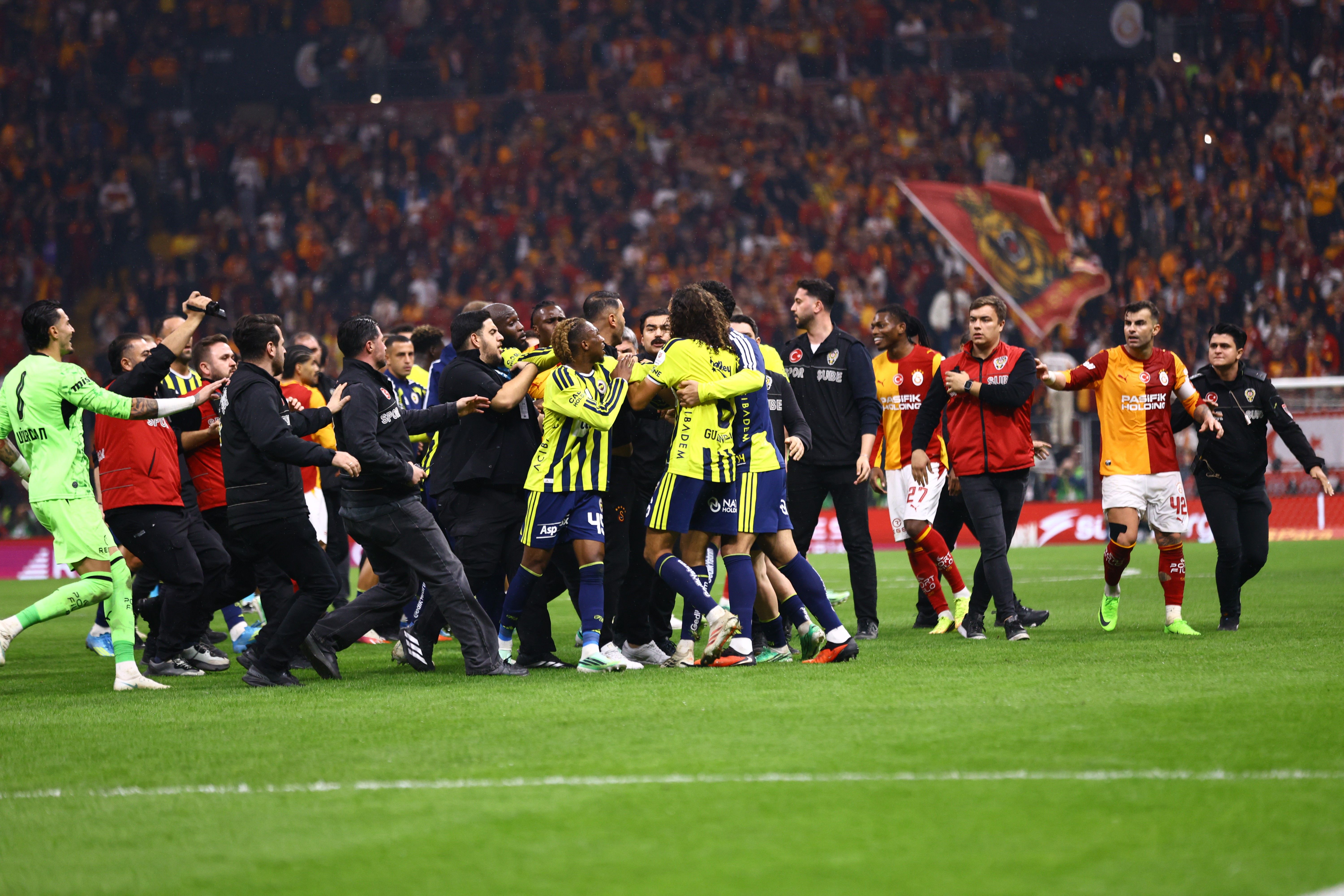 Galatasaray-Fenerbahçe derbisi sonrası saha karıştı! - 4