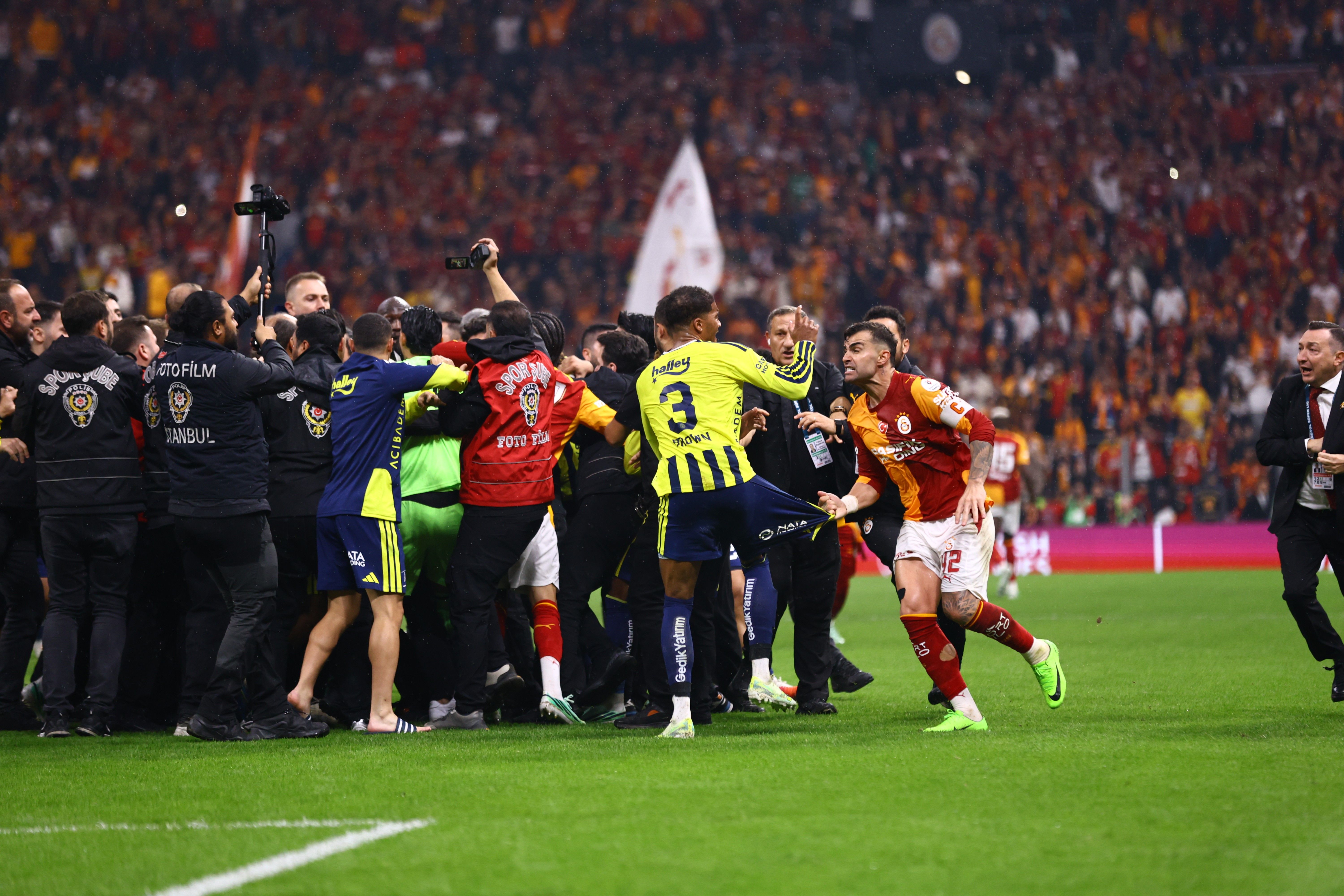 Galatasaray-Fenerbahçe derbisi sonrası saha karıştı!