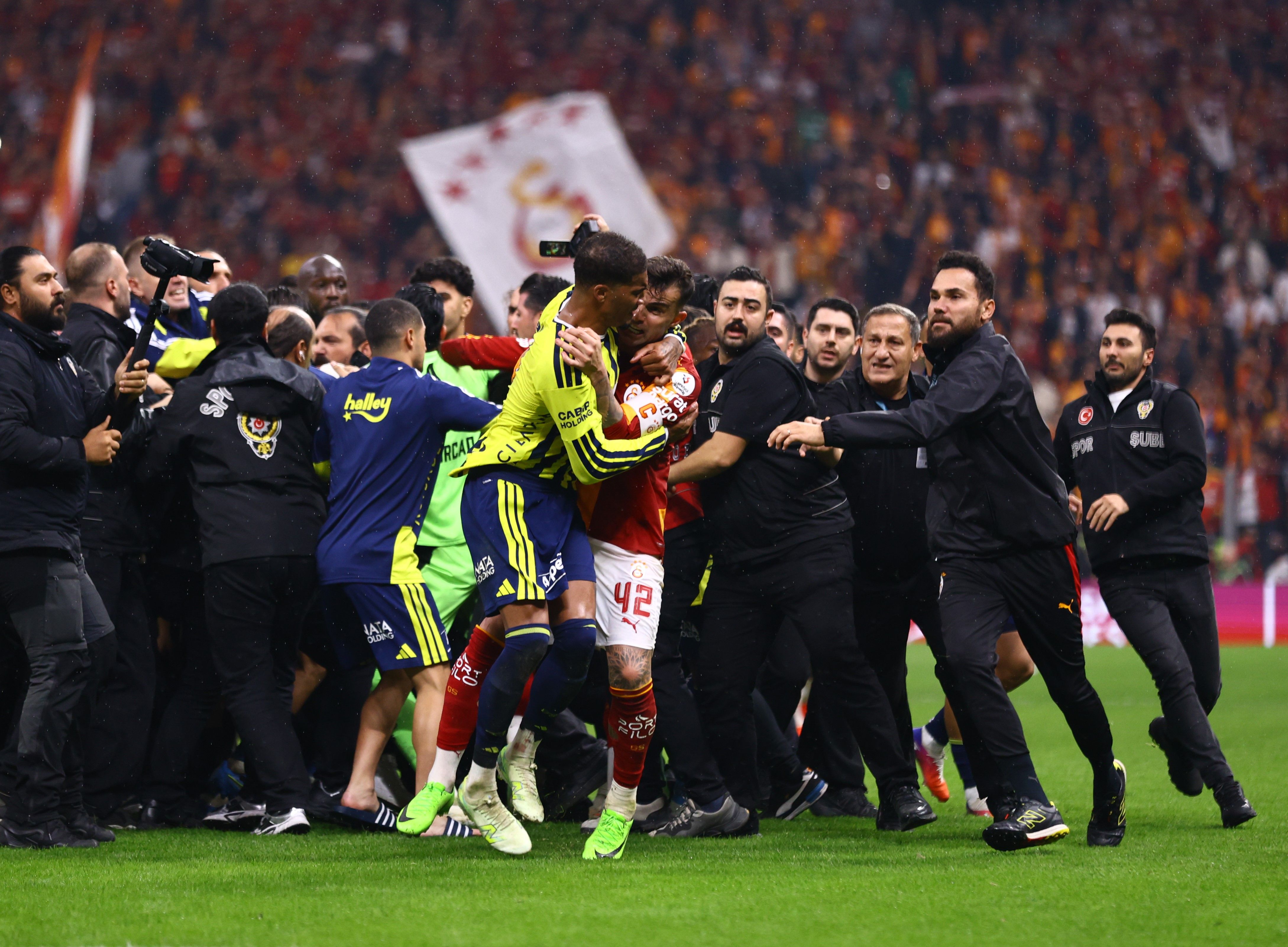 Galatasaray-Fenerbahçe derbisi sonrası saha karıştı! - 5