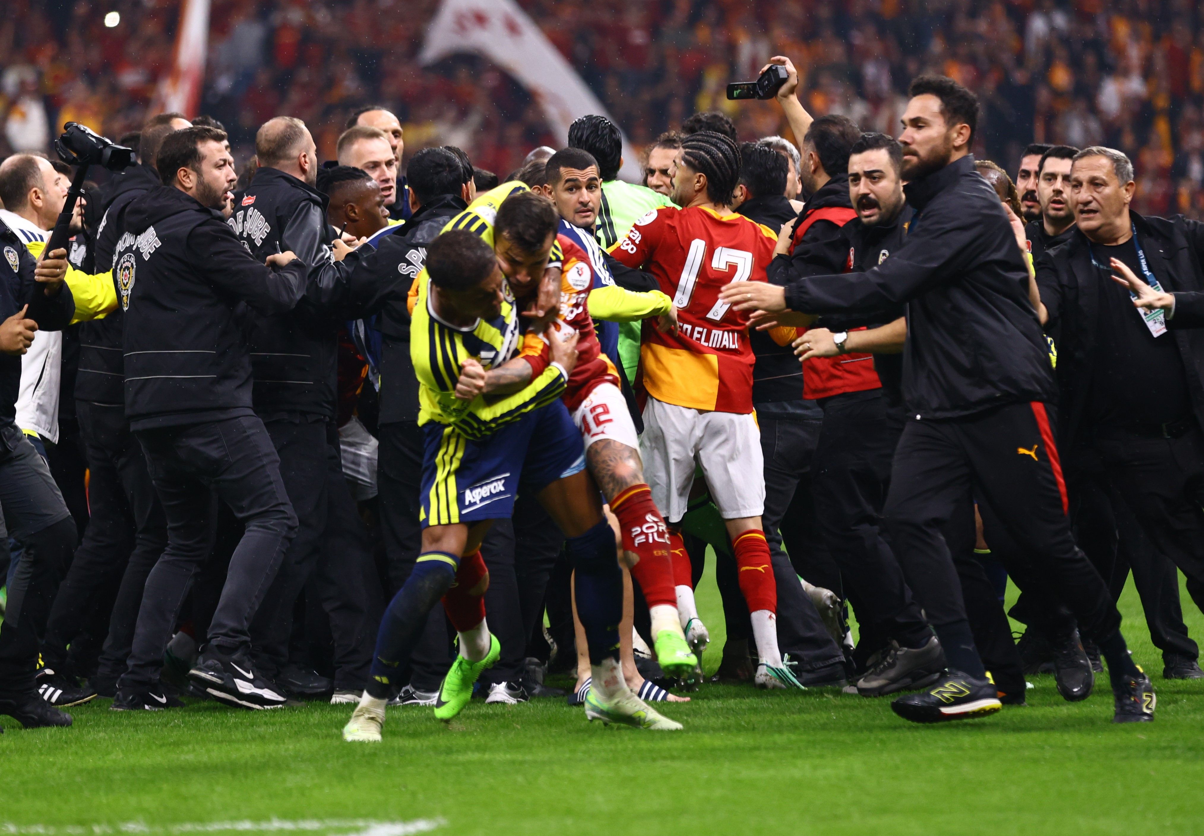 Galatasaray-Fenerbahçe derbisi sonrası saha karıştı! -6