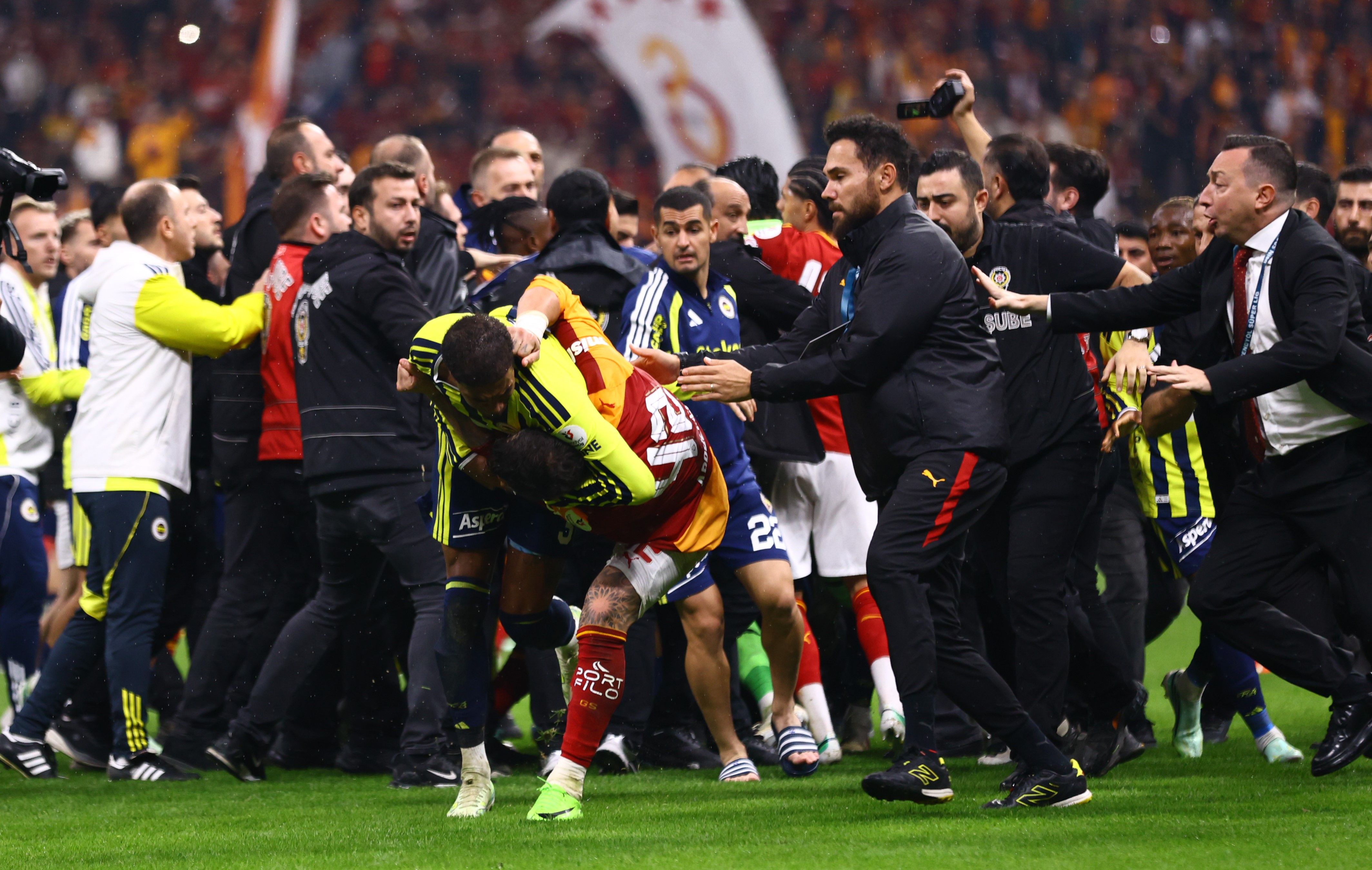 Galatasaray-Fenerbahçe derbisi sonrası saha karıştı! - 7