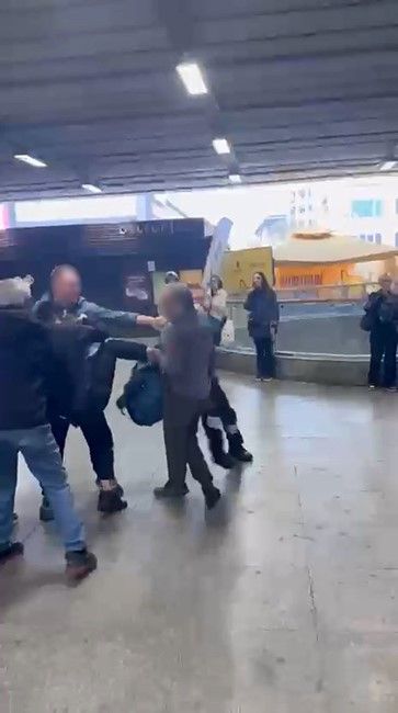 Şişli Mecidiyeköy Metrobüs Durağı'nda kavga kamerada