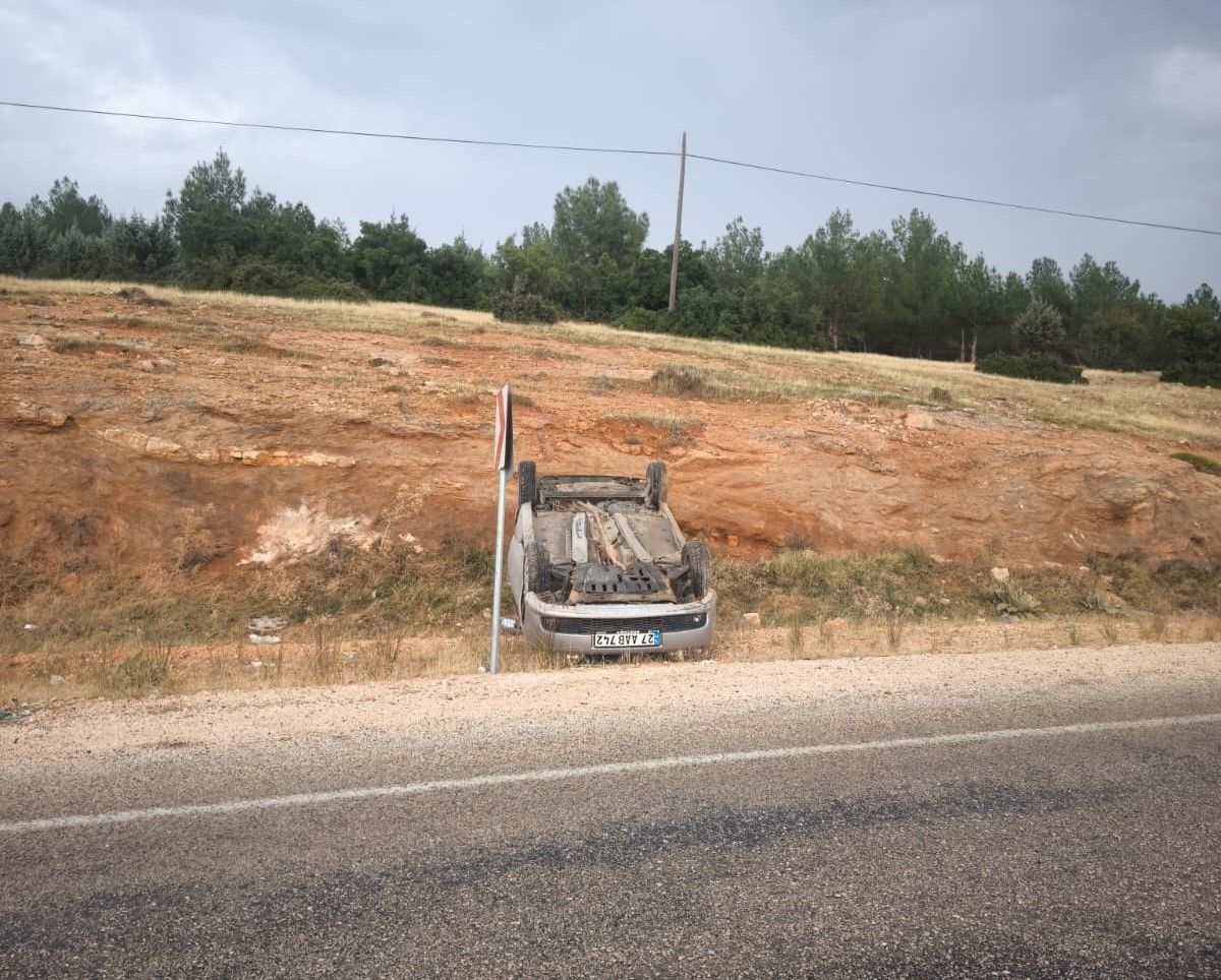 Adıyaman’da ıslak yol kazaya neden oldu! Otomobil ters döndü