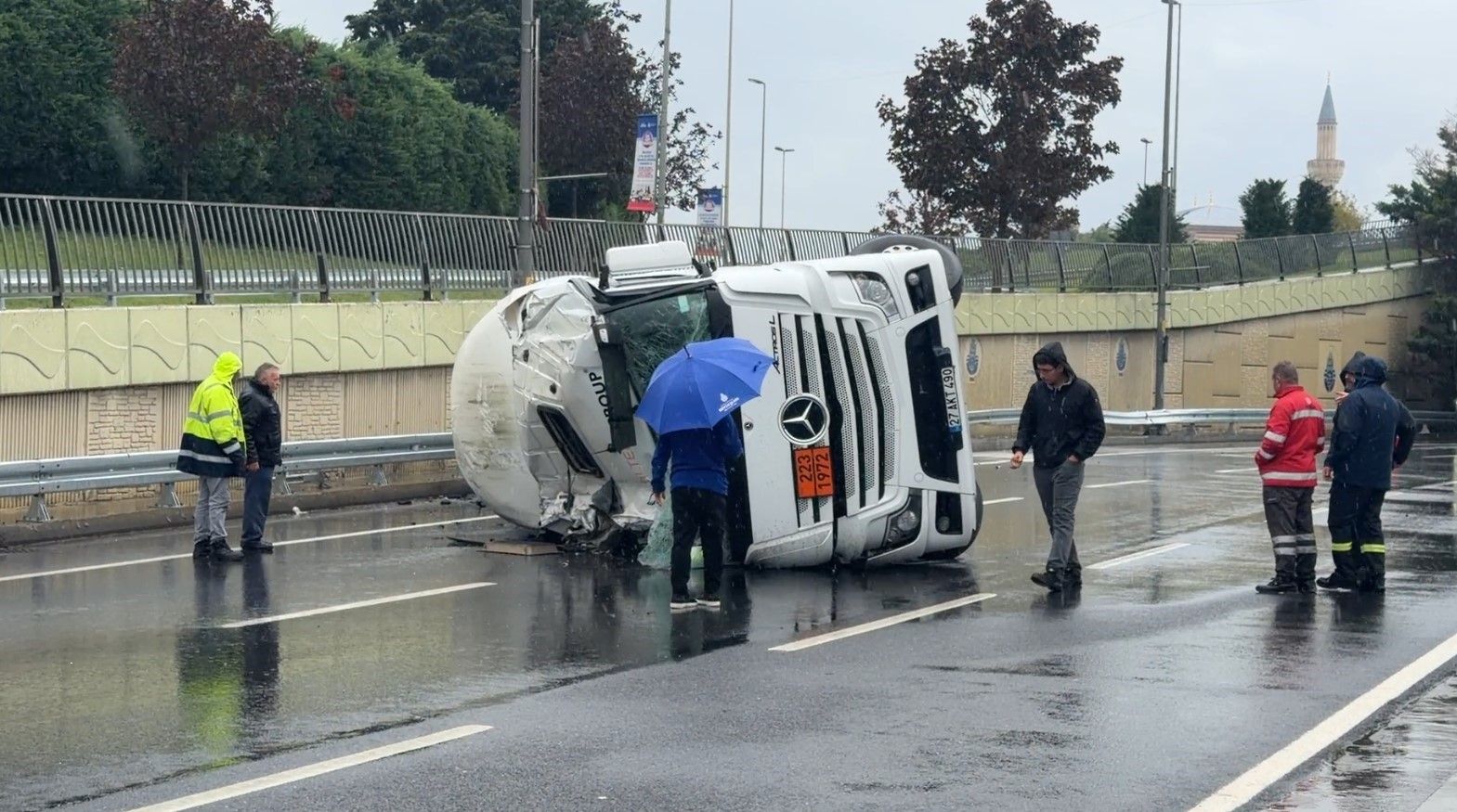 İstanbul'da LNG yüklü tanker devrildi: Yol trafiğe kapatıldı