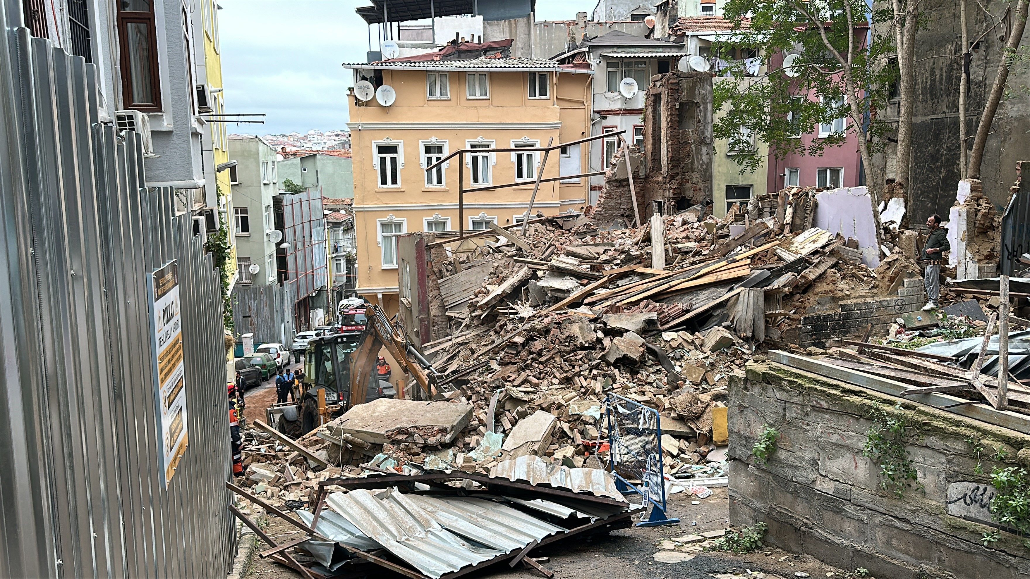 Beyoğlu’nda 5 katlı metruk bina yerle bir oldu