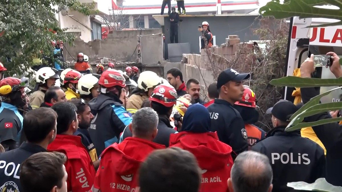 Maltepe'de çöken binada kontrollü yıkım başladı