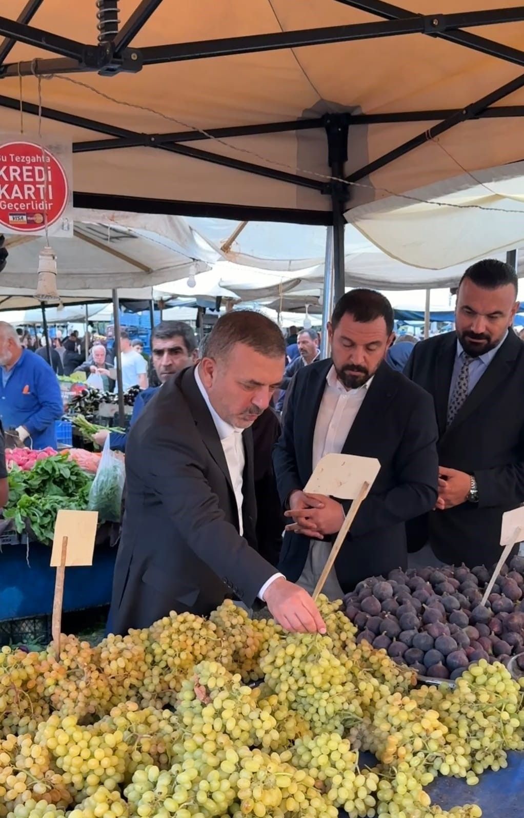 Sincan Belediye Başkanı Murat Ercan semt pazarında vatandaşlarla buluştu