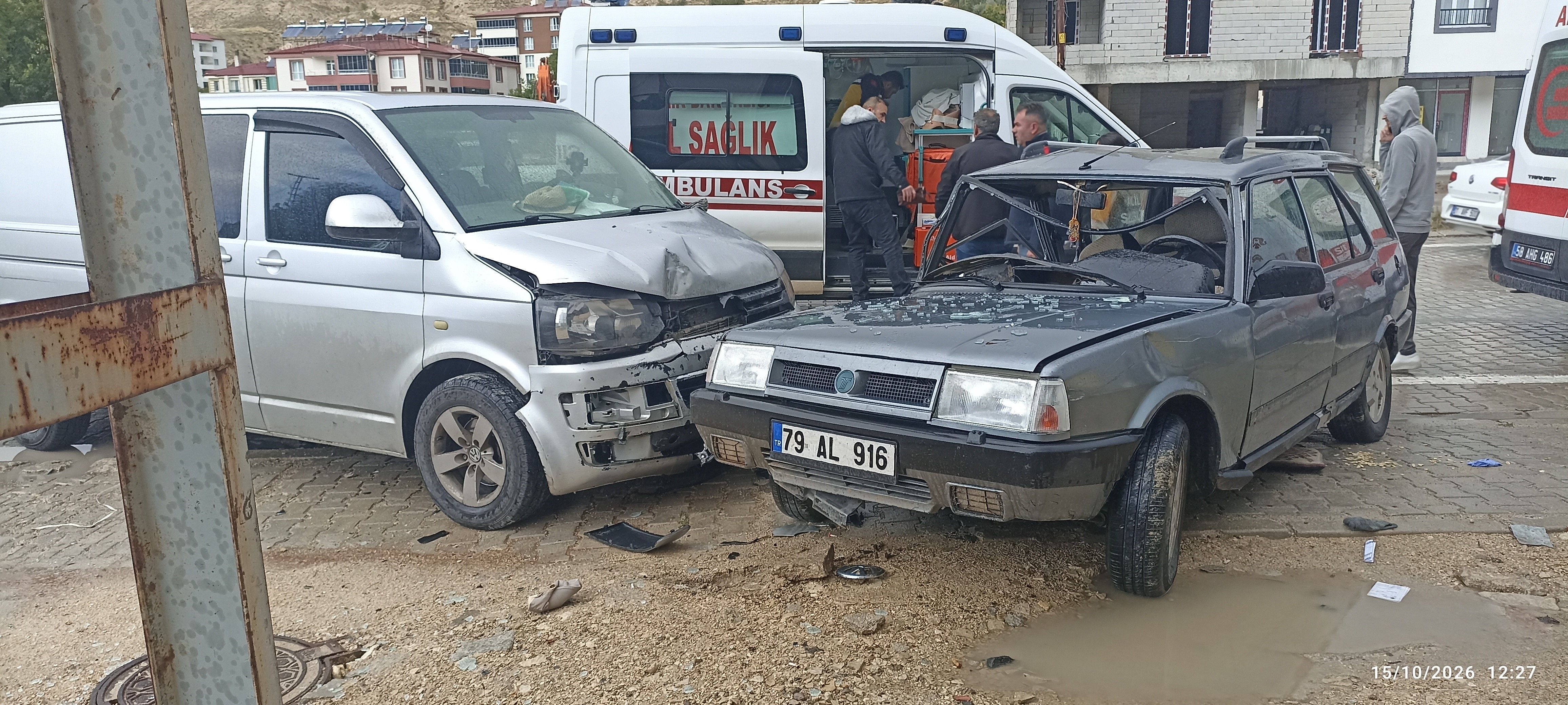 Sivas’ta otomobil ve minibüsün çarpıştığı kazada 4 kişi yaralandı